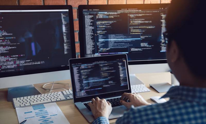 数据科学选型:R与Python如何赋能叠彩区网站建设?